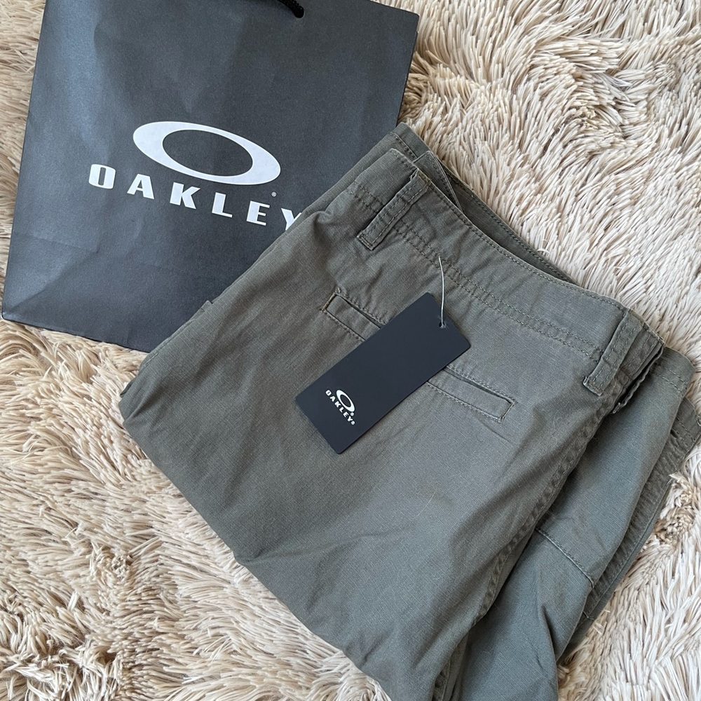 Olive Green Oakley Men’s Cargo Shorts size 34